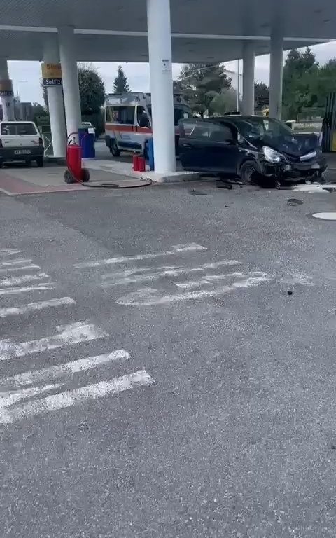 Der schlimmste Autofahrer der Welt: Innerhalb von 24 Stunden prallt er gegen eine Tankstelle und ein Auto