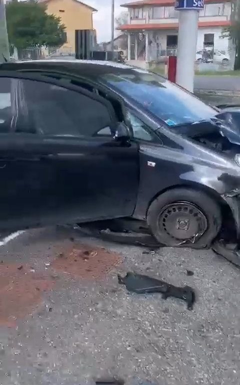 Der schlimmste Autofahrer der Welt: Innerhalb von 24 Stunden prallt er gegen eine Tankstelle und ein Auto