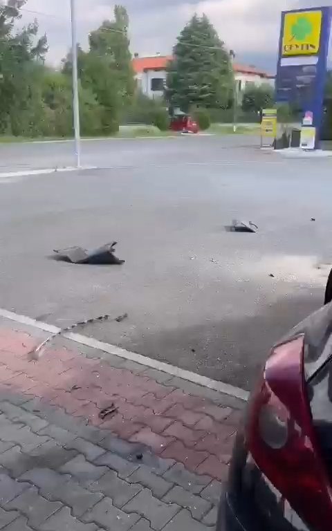 Der schlimmste Autofahrer der Welt: Innerhalb von 24 Stunden prallt er gegen eine Tankstelle und ein Auto