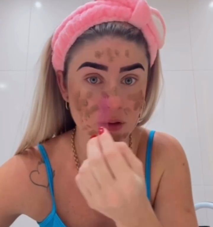 Influencer hace un cubrebocas con sus heces: tras videos vecinos la desalojan