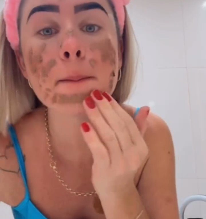 Influencer hace un cubrebocas con sus heces: tras videos vecinos la desalojan