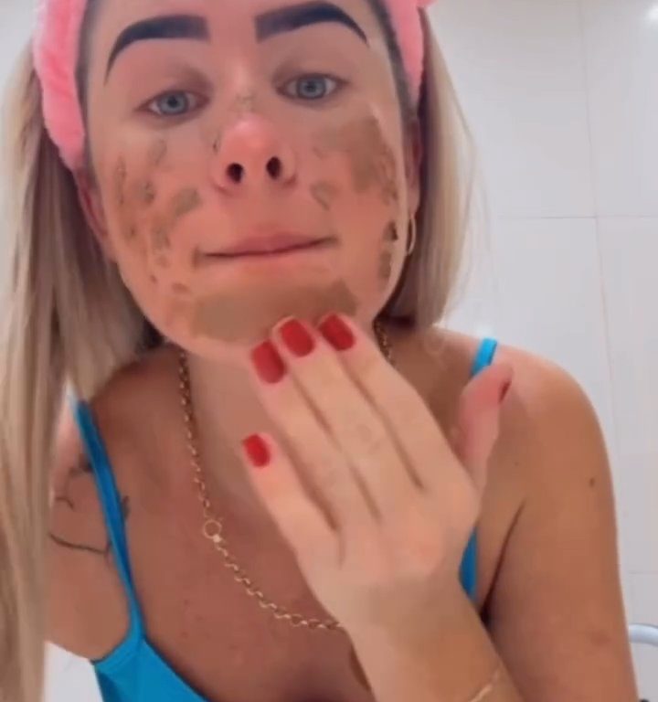 Influencer si fa maschera viso con le sue feci: dopo video vicini la sfrattano