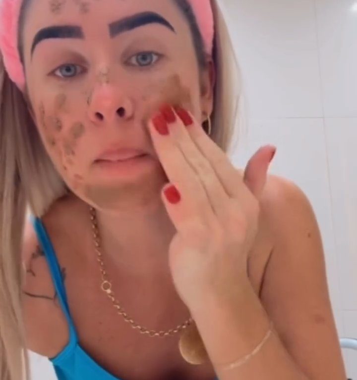 Influencer hace un cubrebocas con sus heces: tras videos vecinos la desalojan