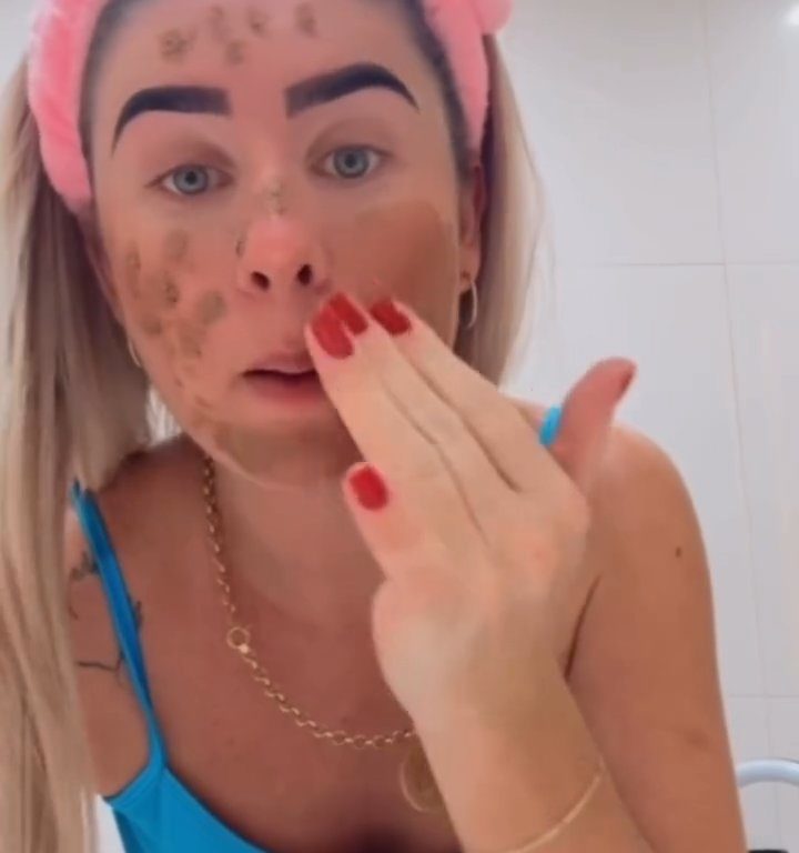 Influencer hace un cubrebocas con sus heces: tras videos vecinos la desalojan