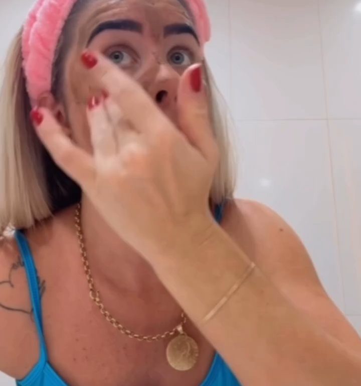 Influencer si fa maschera viso con le sue feci: dopo video vicini la sfrattano