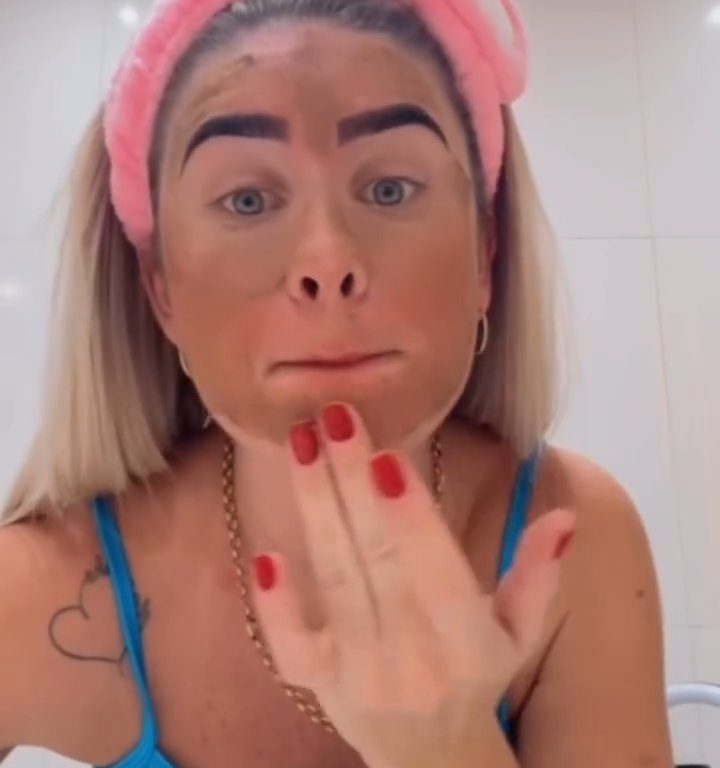 Influencer hace un cubrebocas con sus heces: tras videos vecinos la desalojan