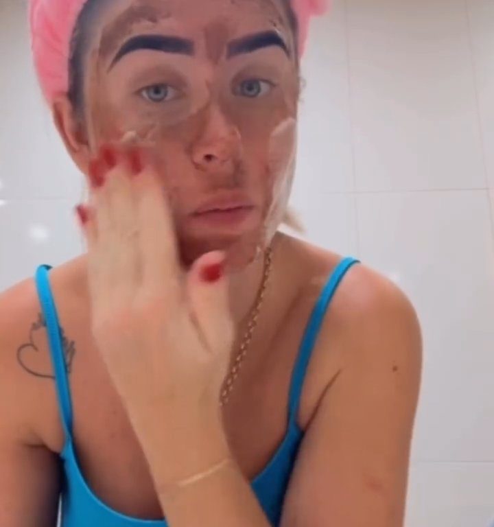 Influencer si fa maschera viso con le sue feci: dopo video vicini la sfrattano