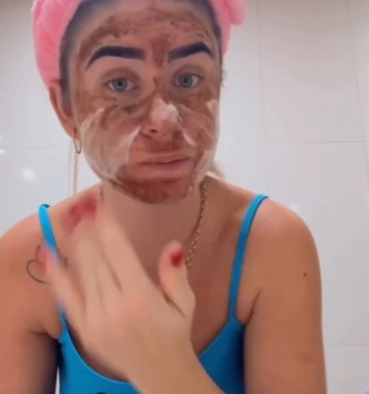 Influencer hace un cubrebocas con sus heces: tras videos vecinos la desalojan