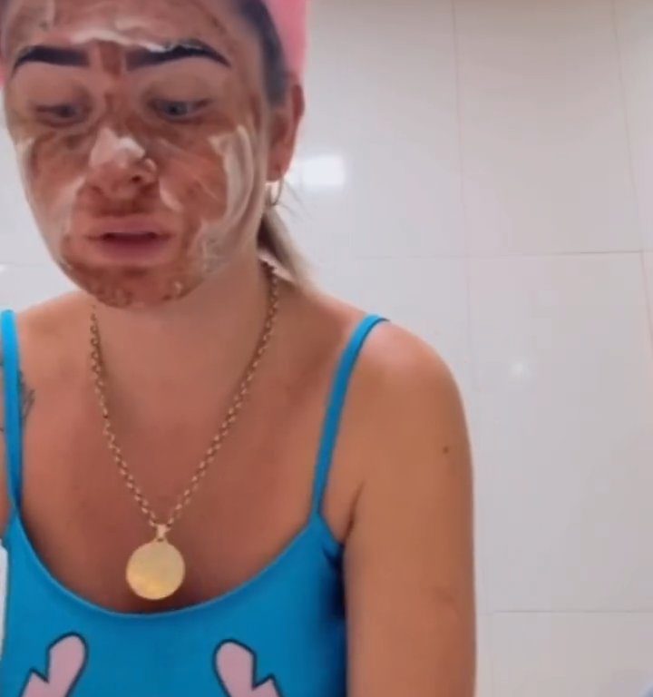 Influencer hace un cubrebocas con sus heces: tras videos vecinos la desalojan