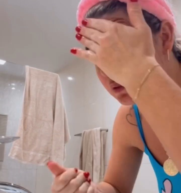 Influencer si fa maschera viso con le sue feci: dopo video vicini la sfrattano