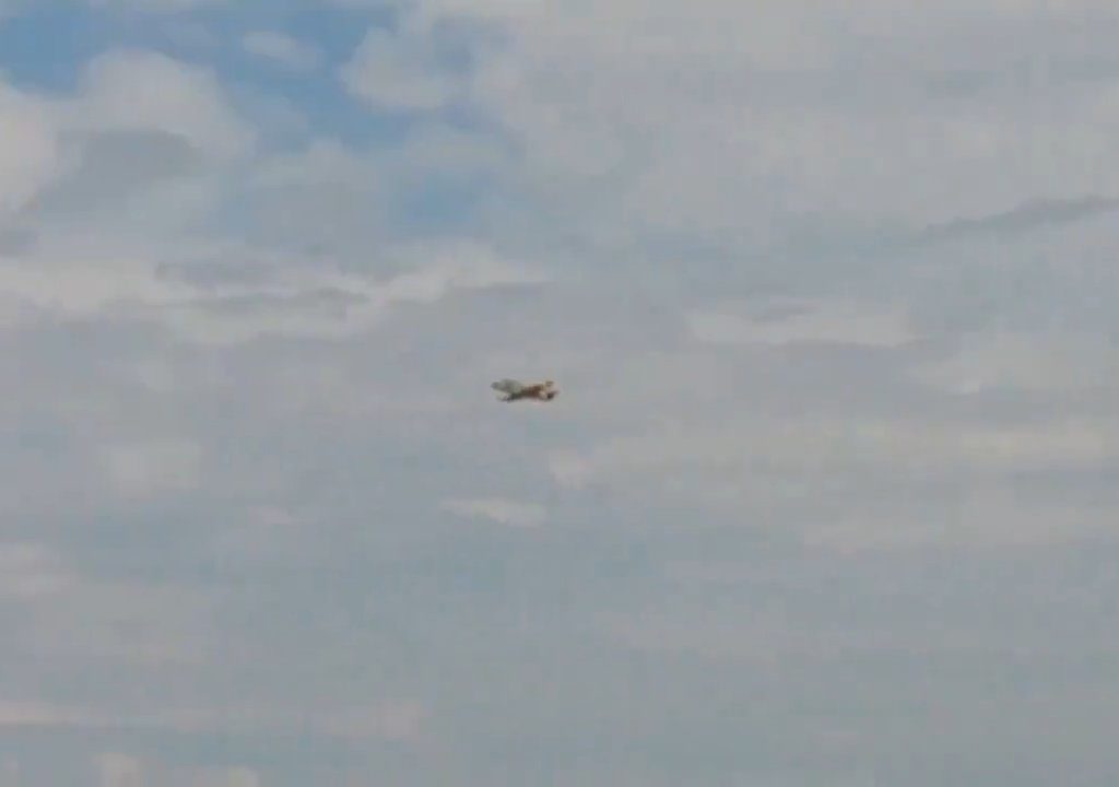 Avión militar intenta hacer un bucle y se estrella: vídeo dramático