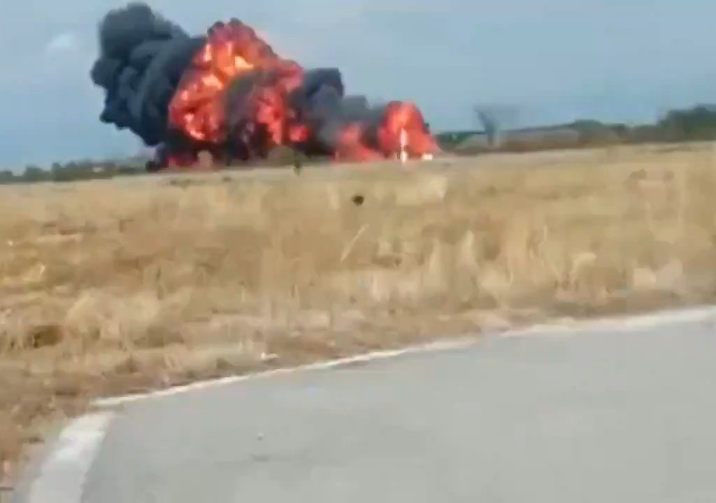 Avión militar intenta hacer un bucle y se estrella: vídeo dramático