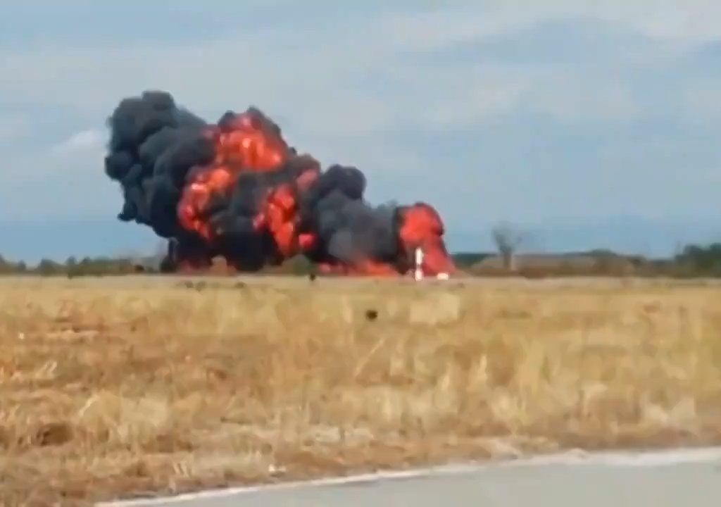 Avión militar intenta hacer un bucle y se estrella: vídeo dramático