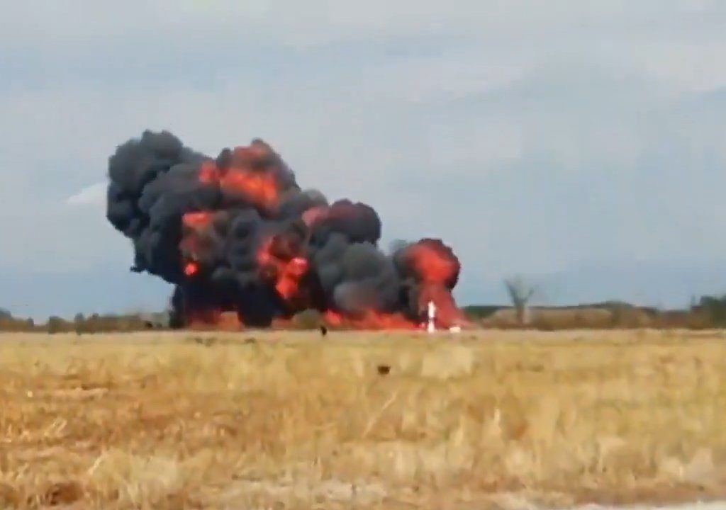 Avión militar intenta hacer un bucle y se estrella: vídeo dramático