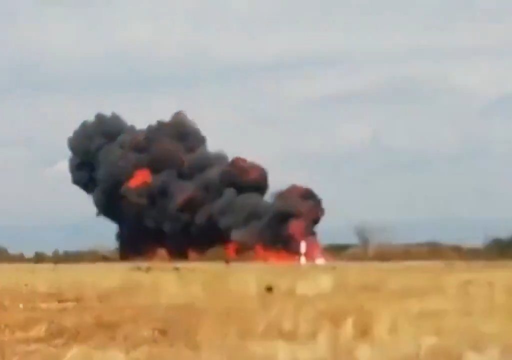 Avión militar intenta hacer un bucle y se estrella: vídeo dramático