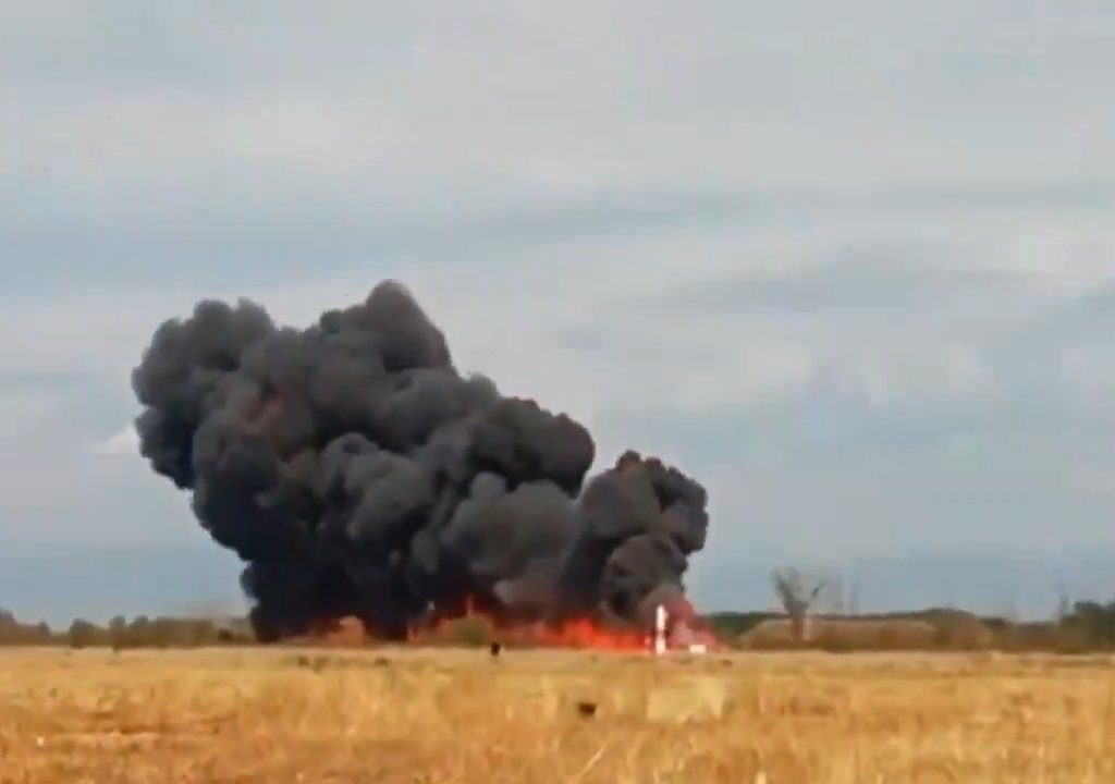 Avión militar intenta hacer un bucle y se estrella: vídeo dramático