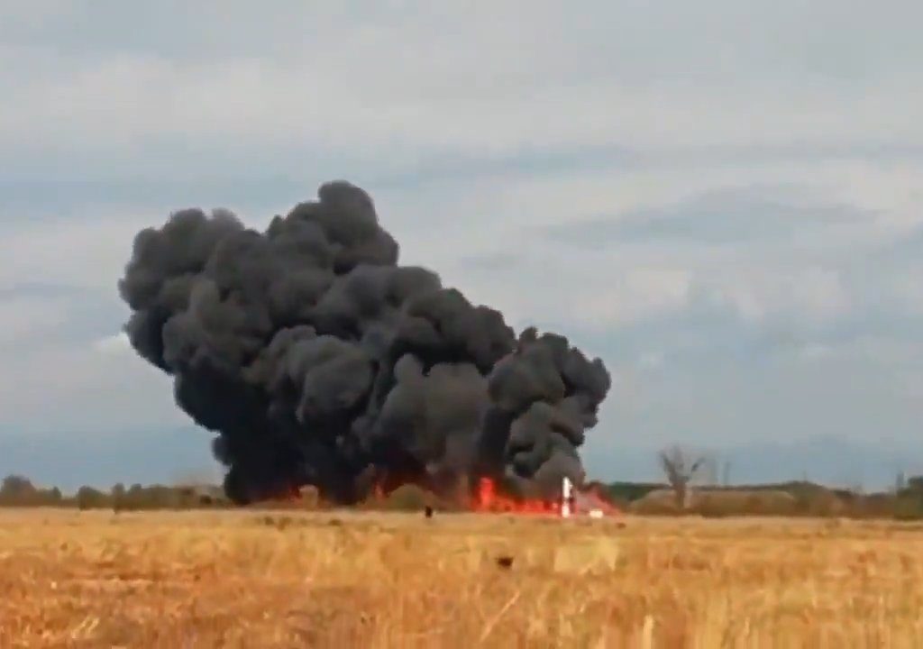 Avión militar intenta hacer un bucle y se estrella: vídeo dramático