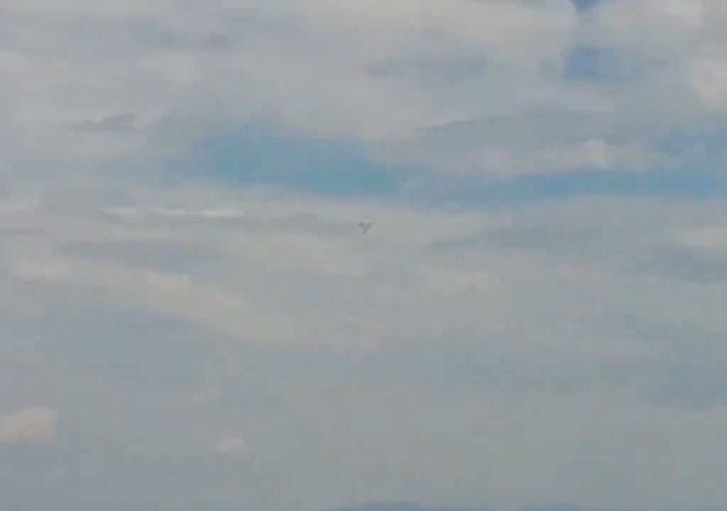 Avión militar intenta hacer un bucle y se estrella: vídeo dramático