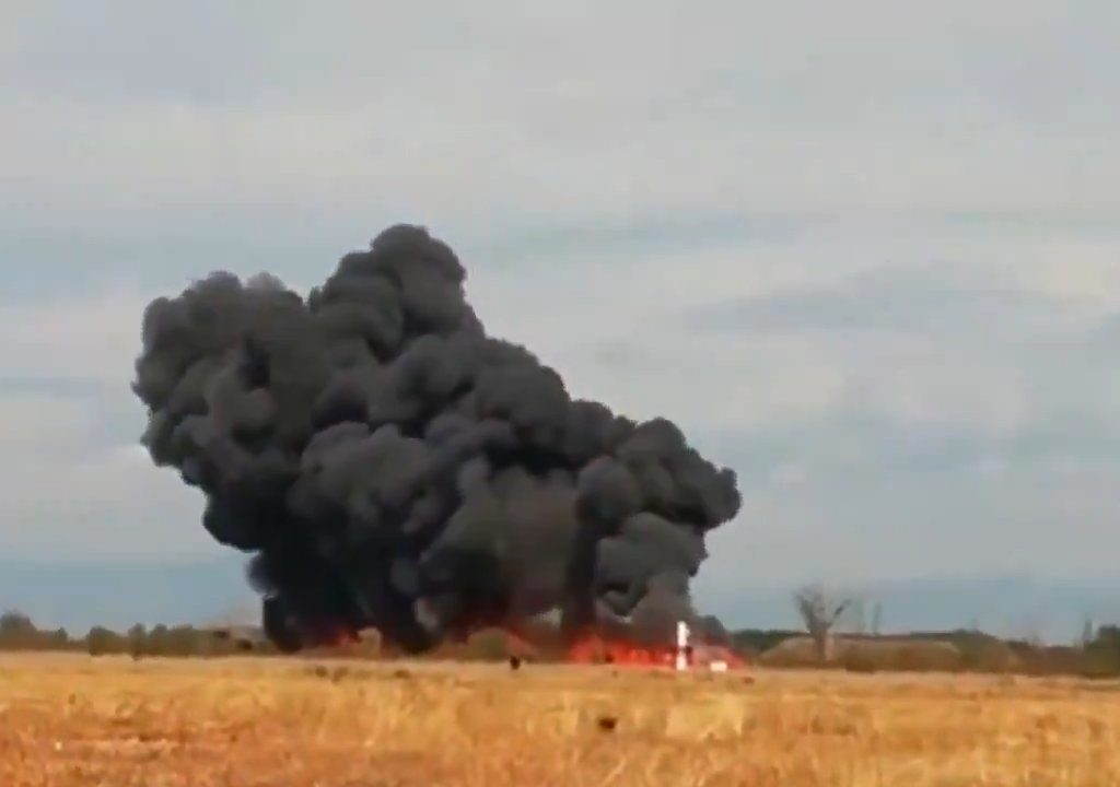 Avión militar intenta hacer un bucle y se estrella: vídeo dramático