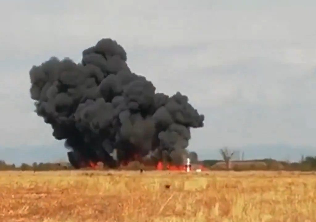 Avión militar intenta hacer un bucle y se estrella: vídeo dramático