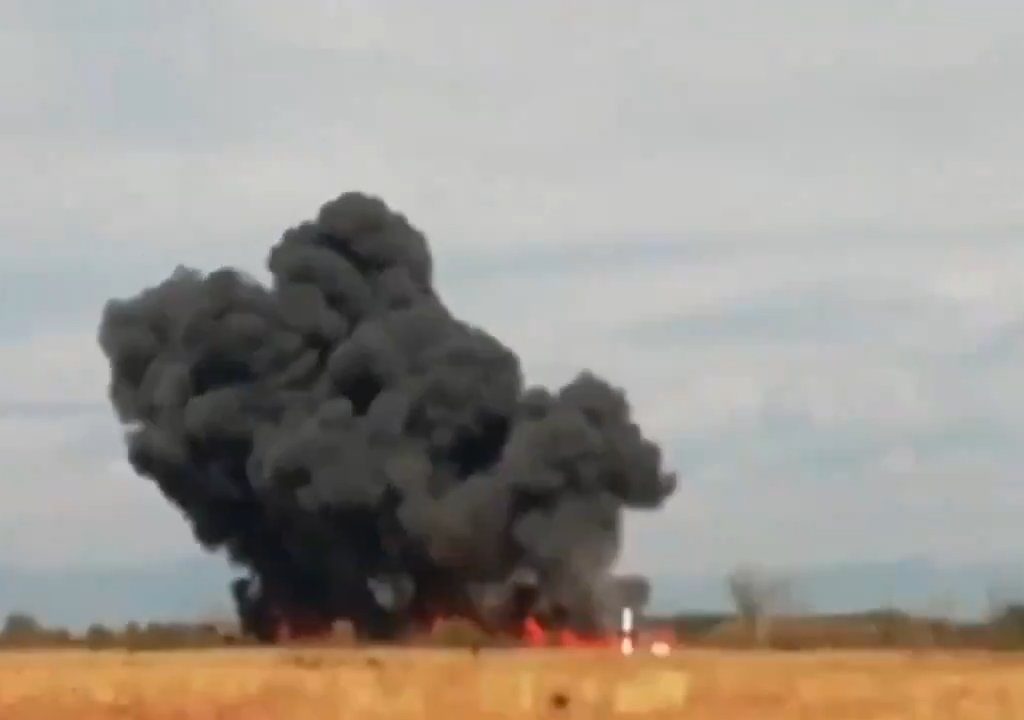 Avión militar intenta hacer un bucle y se estrella: vídeo dramático