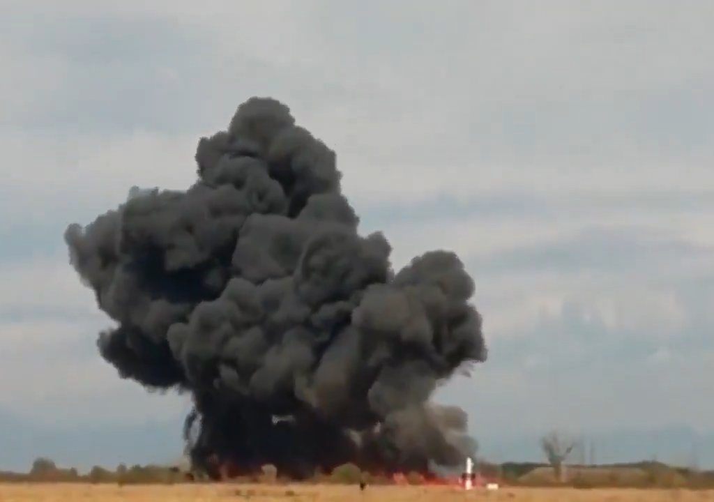 Avión militar intenta hacer un bucle y se estrella: vídeo dramático