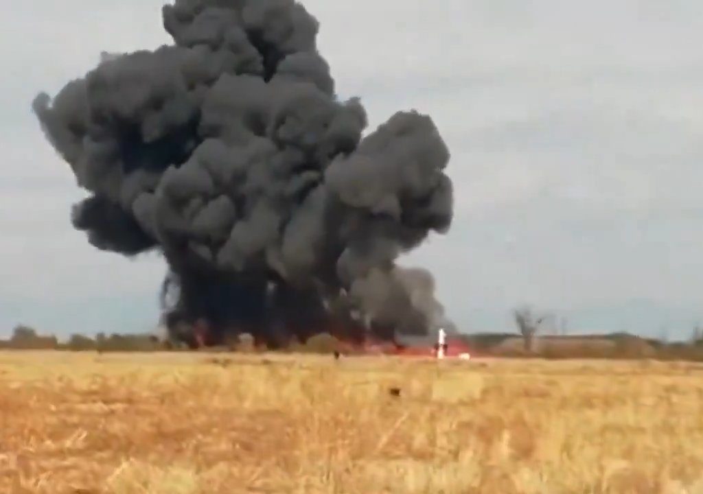 Avión militar intenta hacer un bucle y se estrella: vídeo dramático