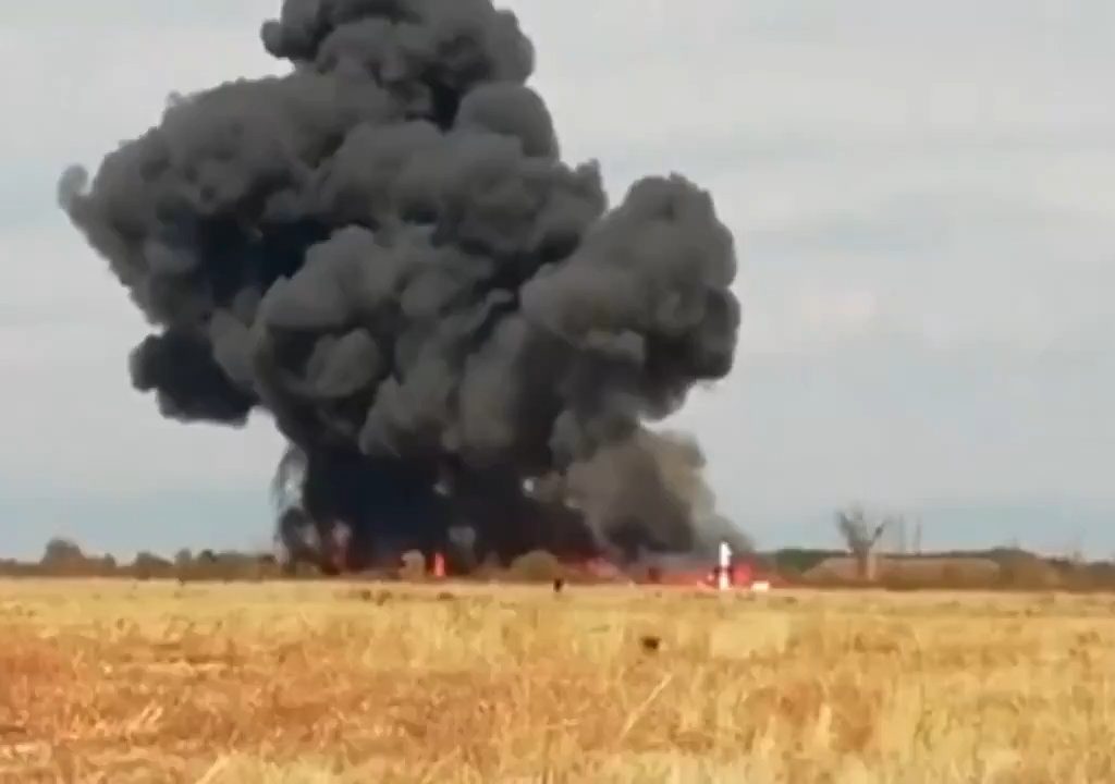 Avión militar intenta hacer un bucle y se estrella: vídeo dramático