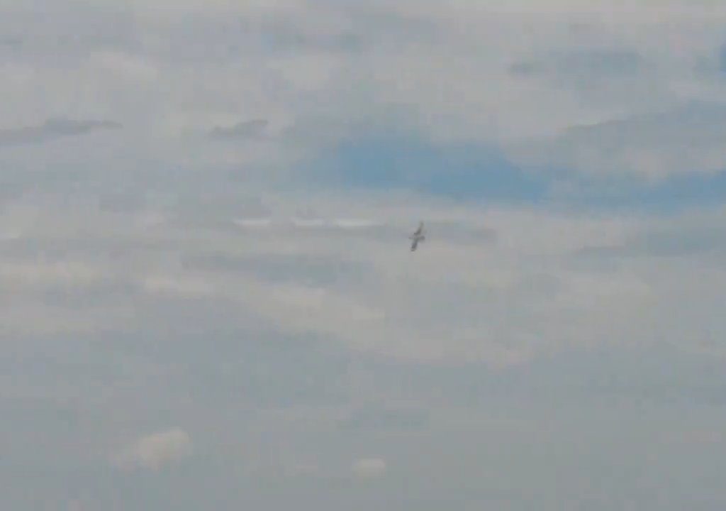 Avión militar intenta hacer un bucle y se estrella: vídeo dramático