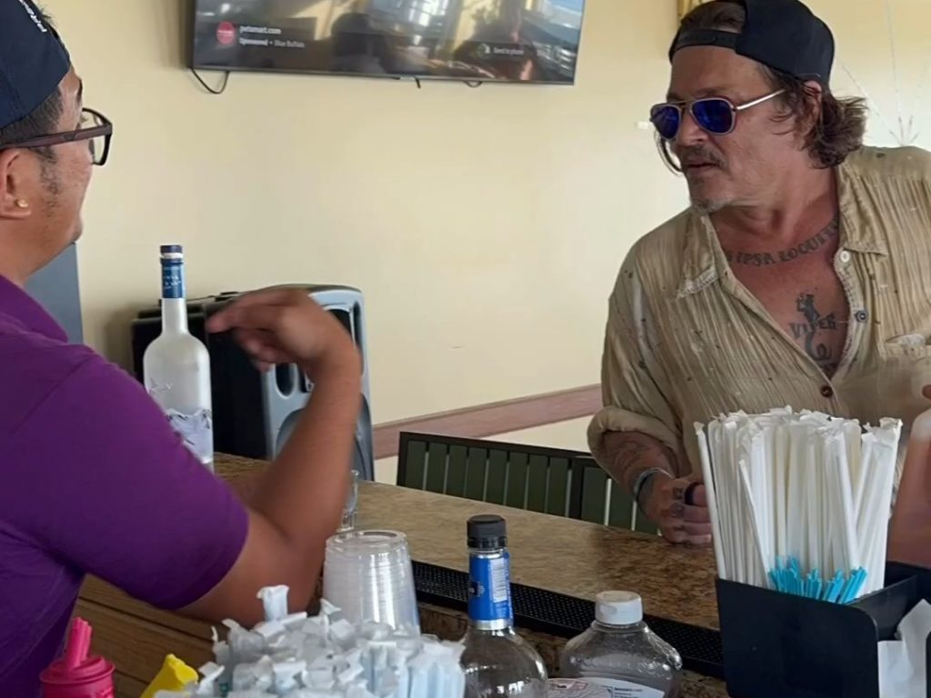 Johnny Depp torna a sorridere: sistemati i denti marci