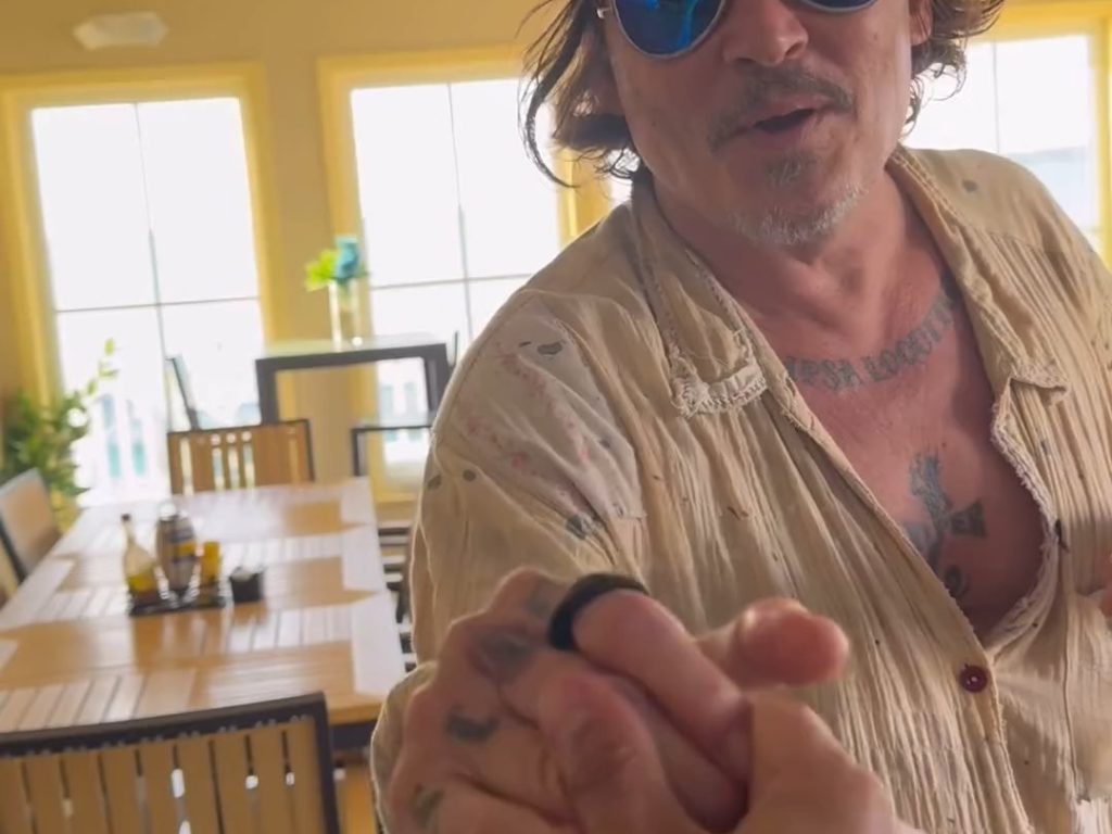 Johnny Depp sourit à nouveau : les dents pourries réparées