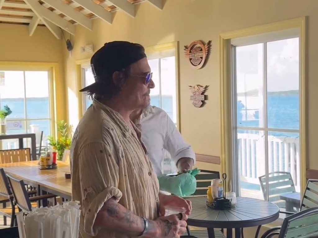 Johnny Depp torna a sorridere: sistemati i denti marci