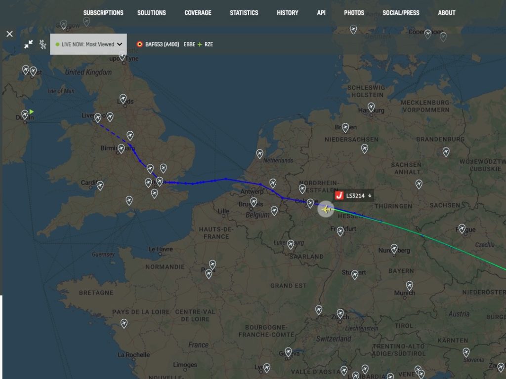 Er stirbt an Bord vor den Augen der anderen Passagiere, das Flugzeug muss landen