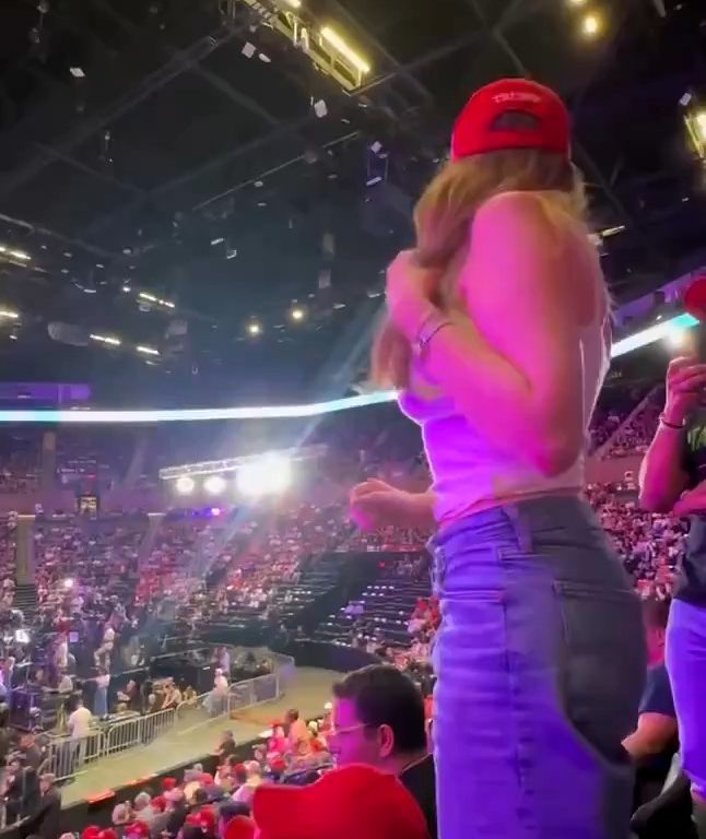 Modella fa video spinti si denuda davanti a Trump: cacciata dalla convention