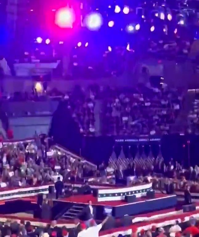 Modella fa video spinti si denuda davanti a Trump: cacciata dalla convention