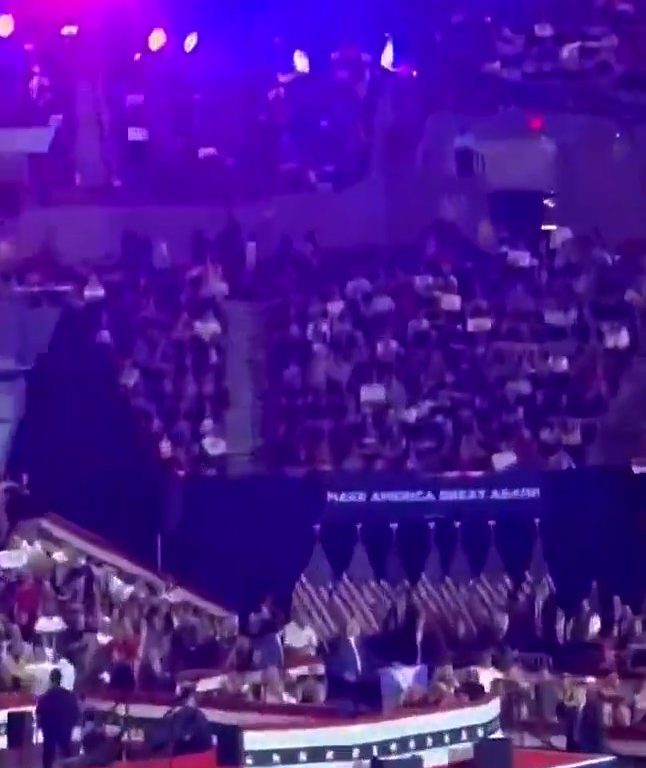 Modella fa video spinti si denuda davanti a Trump: cacciata dalla convention