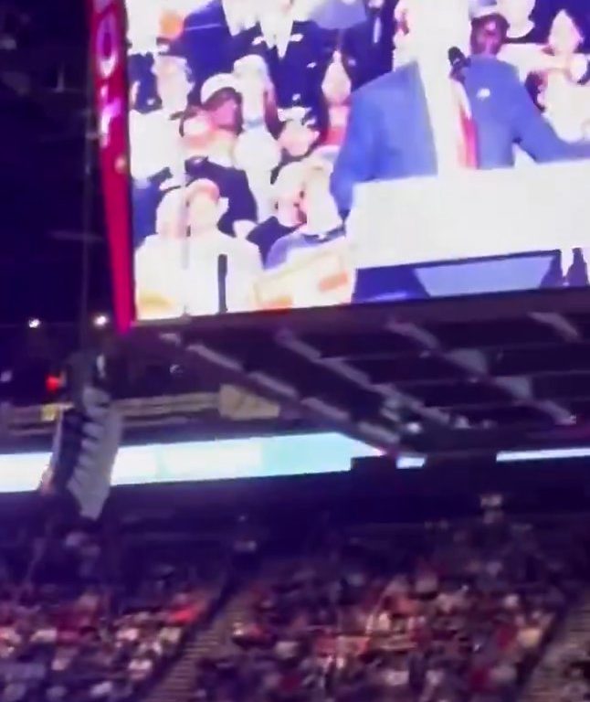 Modella fa video spinti si denuda davanti a Trump: cacciata dalla convention