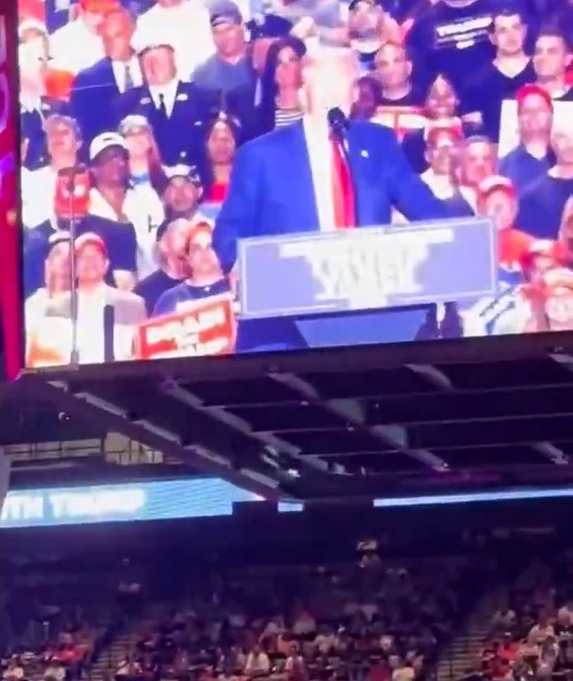 Modella fa video spinti si denuda davanti a Trump: cacciata dalla convention