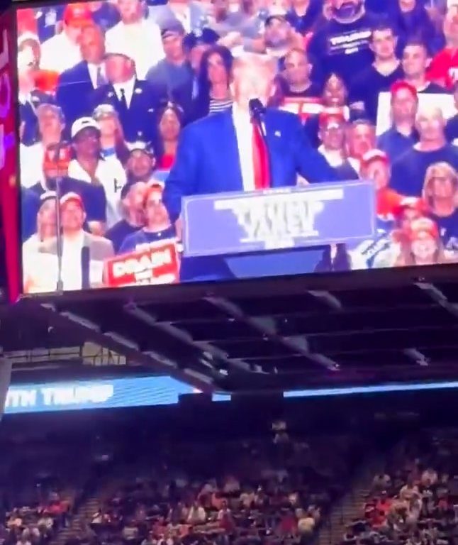 Modella fa video spinti si denuda davanti a Trump: cacciata dalla convention