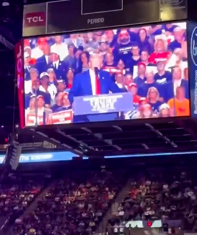 Modella fa video spinti si denuda davanti a Trump: cacciata dalla convention