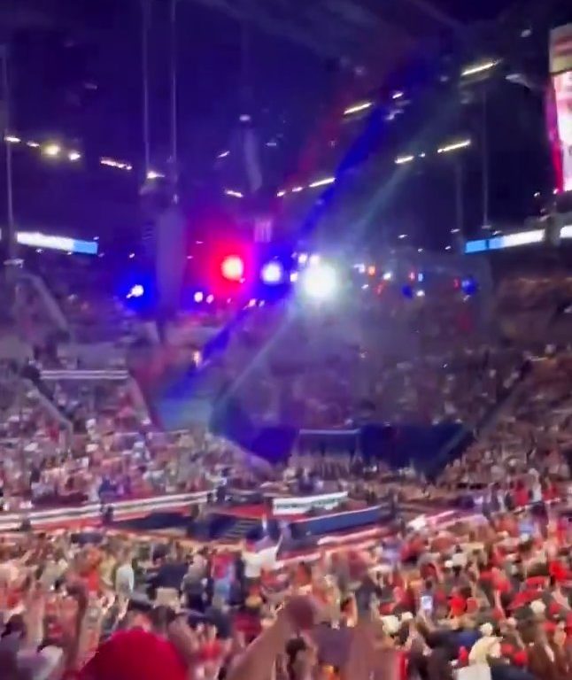 Modella fa video spinti si denuda davanti a Trump: cacciata dalla convention