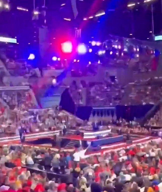 Modella fa video spinti si denuda davanti a Trump: cacciata dalla convention