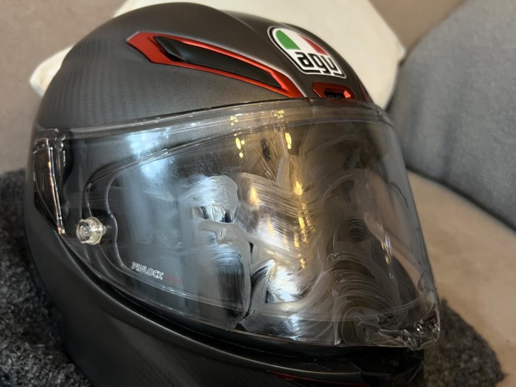 Motociclista influencer aggredita da un rapinatore: ecco come si è salvata