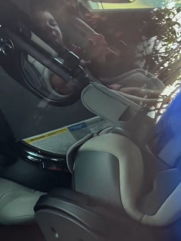 Neonato bloccato in una Tesla durante un test drive: una storia da incubo