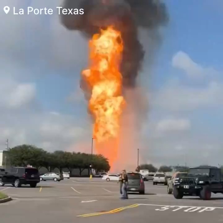 Un oléoduc prend feu, personne ne peut l'éteindre : un quartier évacué