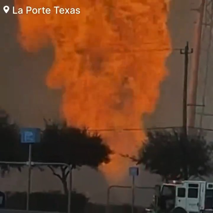 Un oléoduc prend feu, personne ne peut l'éteindre : un quartier évacué