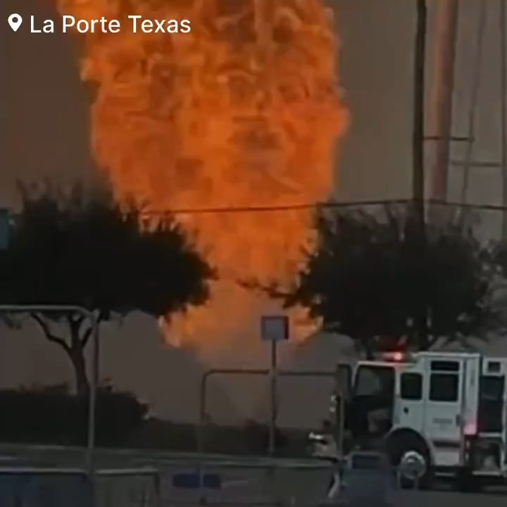 Oleoducto se incendia, nadie puede apagarlo: barrio evacuado