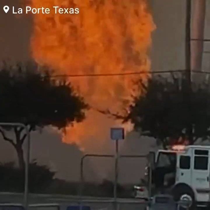 Un oléoduc prend feu, personne ne peut l'éteindre : un quartier évacué