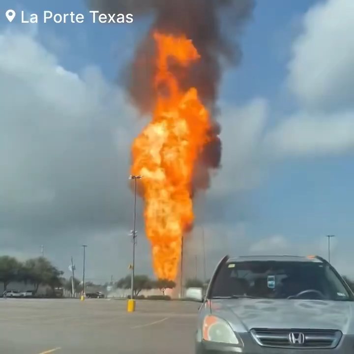 Un oléoduc prend feu, personne ne peut l'éteindre : un quartier évacué