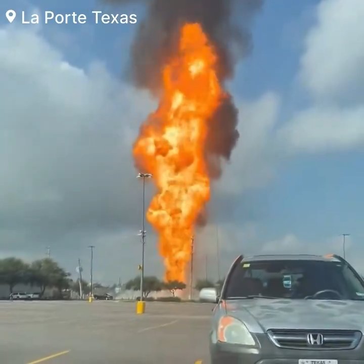 Un oléoduc prend feu, personne ne peut l'éteindre : un quartier évacué